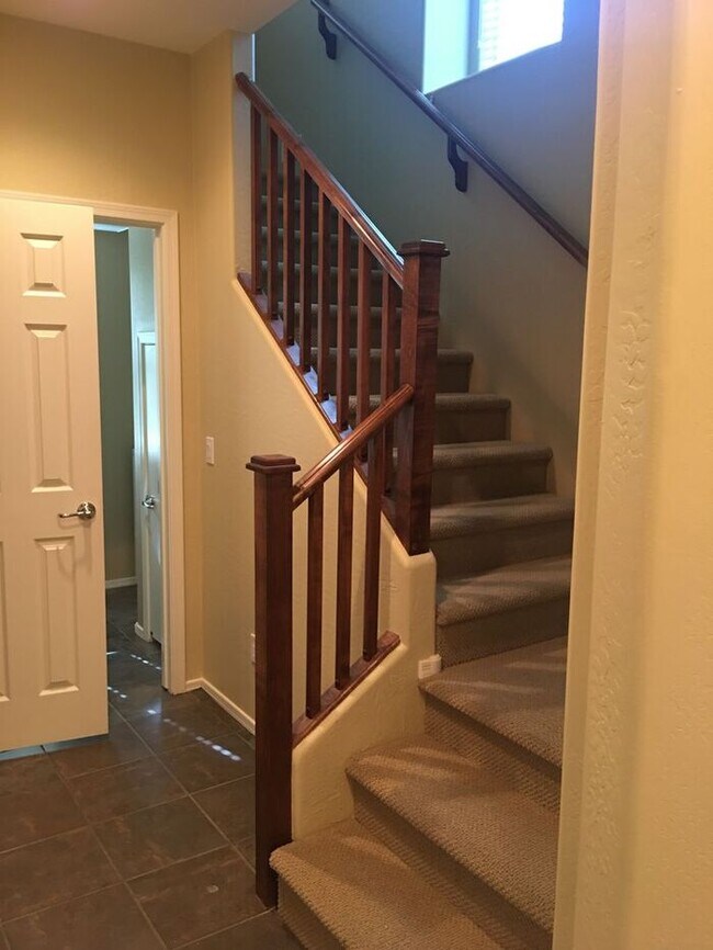 Building Photo - Upgraded Beautiful 3 bedroom 2.5 bath townhouse in The Cottages