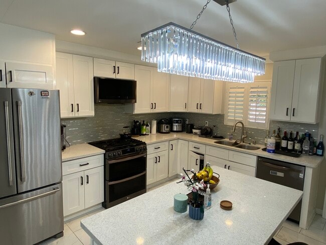 Foto del edificio - 9767 Comanche Ave