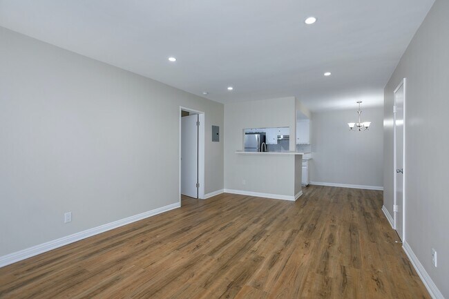 Building Photo - 633 W Sierra Madre Blvd