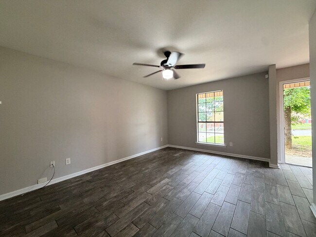 Foto del edificio - 8702 White Rock Ln