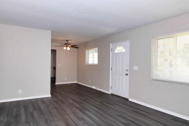 Building Photo - 4 Bed 2 Bath House for Rent