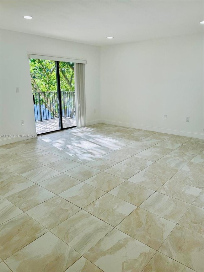 Building Photo - 300 Palm Cir W