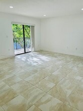 Building Photo - 300 Palm Cir W