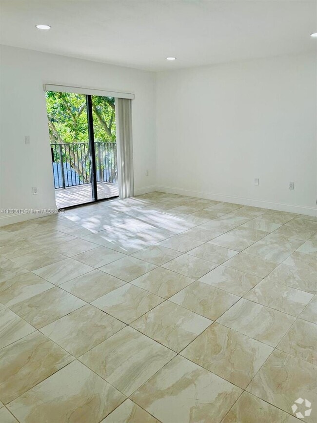 Building Photo - 300 Palm Cir W