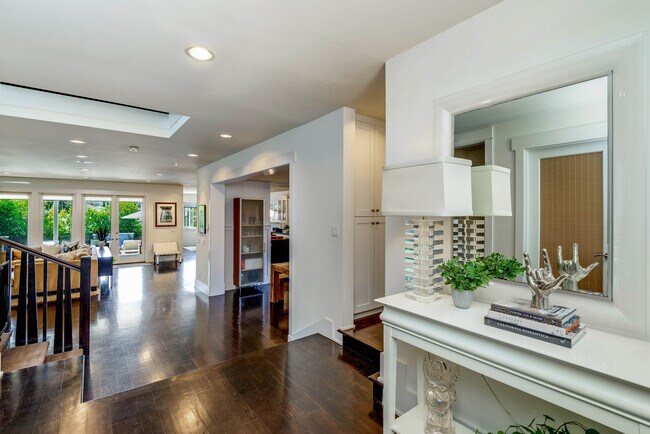 Building Photo - 562 24th Pl