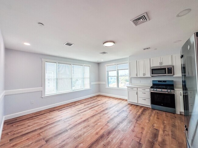 Foto del edificio - 734 Dudley St