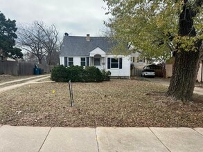 Building Photo - 224 E 7th St