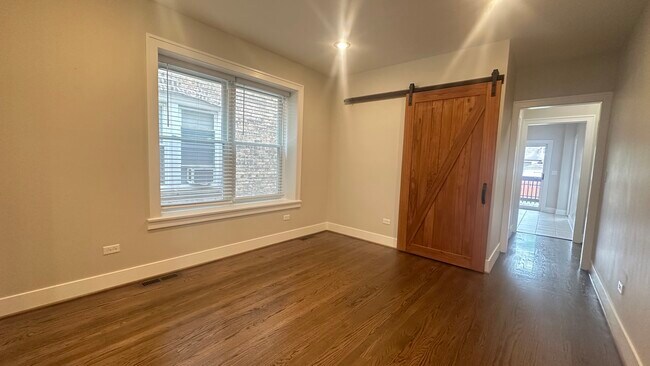 Foto del edificio - 5632 N St Louis Ave