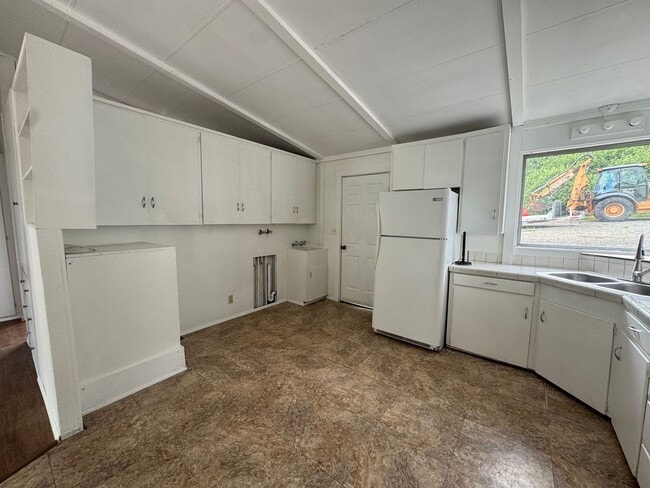 Building Photo - 2 bedroom duplex
