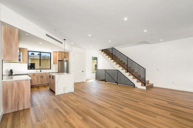 Building Photo - 2204 Carmona Ave