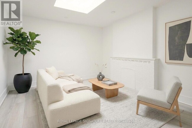 Building Photo - 784 College St