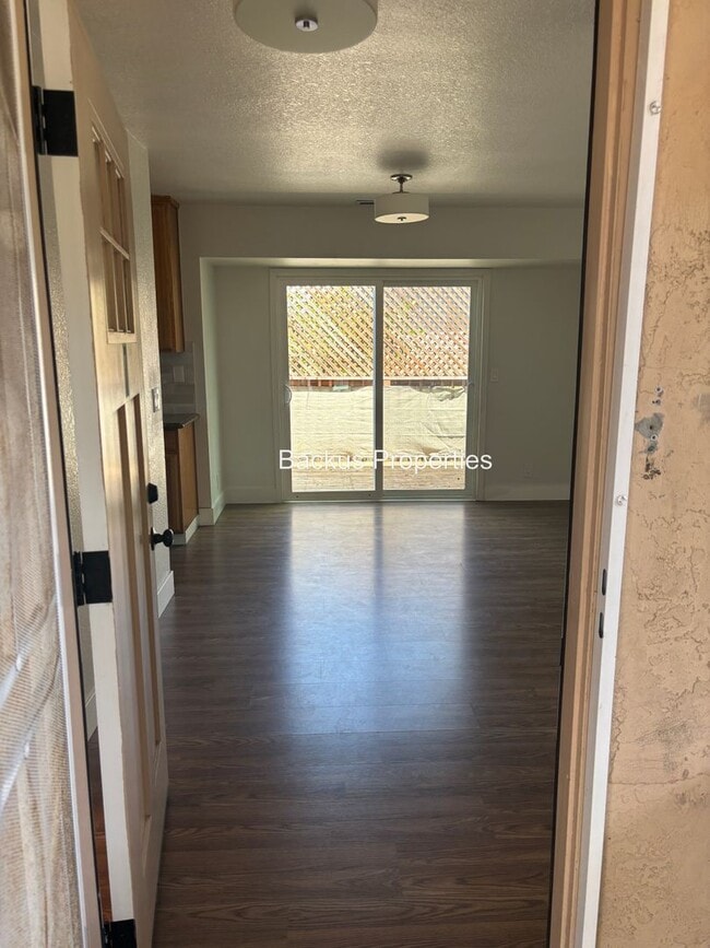 Building Photo - Updated three-bedroom unit in North Salinas
