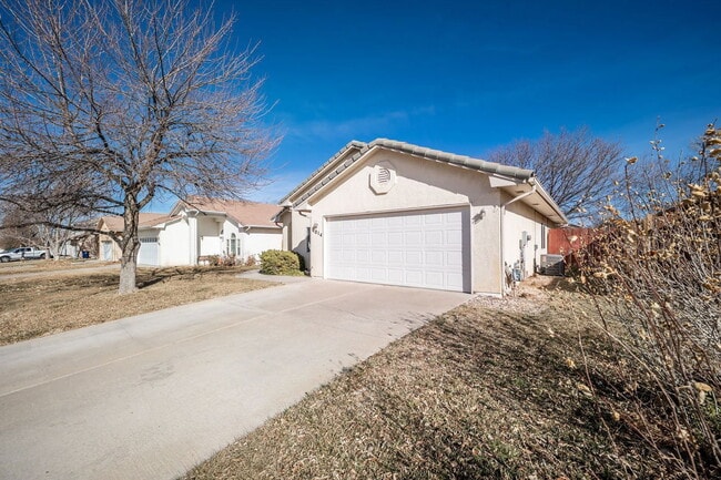 Building Photo - 1014 Pinecrest Dr