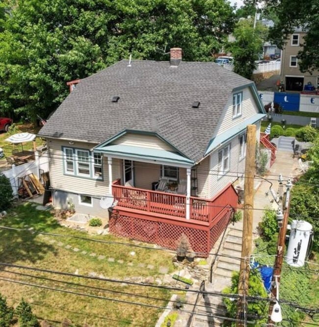 Building Photo - 2 Oak St