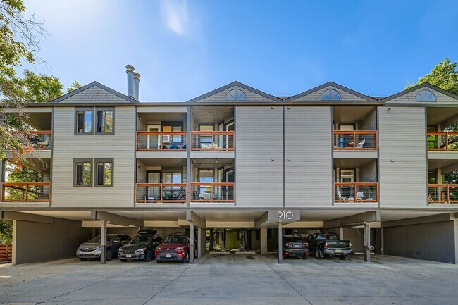 Building Photo - Stylish 1-Bedroom Condo in Prime Location!...