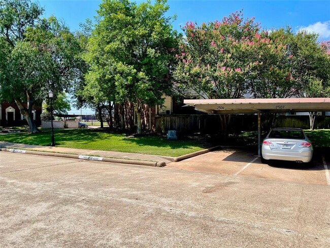 Foto del edificio - 2930 Grants Lake Blvd