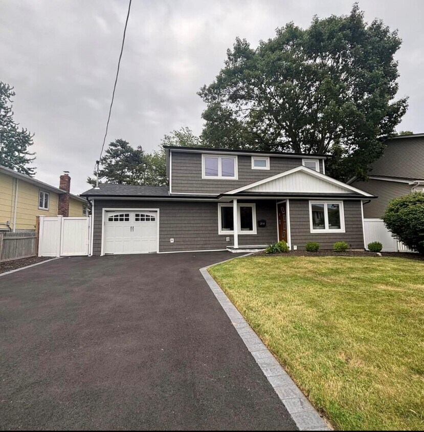 Foto principal - 214 Oak Neck Rd