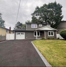Building Photo - 214 Oak Neck Rd