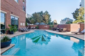 Building Photo - 215 Center St