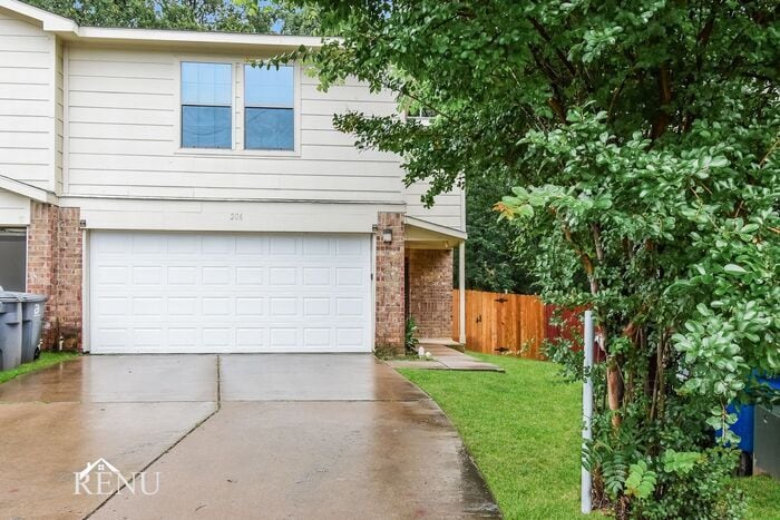 Primary Photo - 206 Creek Cove Dr