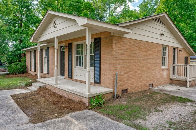 Building Photo - Renovated with 4 Bedrooms!
