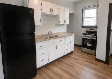 Cocina con electrodomésticos nuevos - 750 W Grand Ave