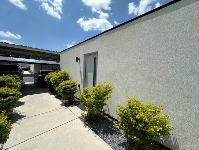 Foto del edificio - 1308 E Iris Ave