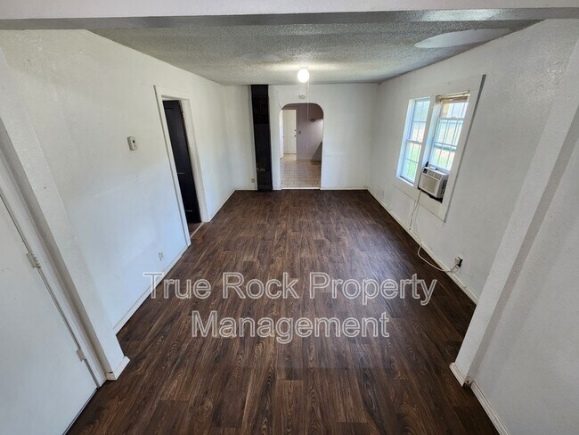 Building Photo - 404 S Carey