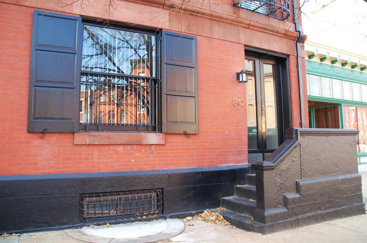 Primary Photo - 842 Park Ave