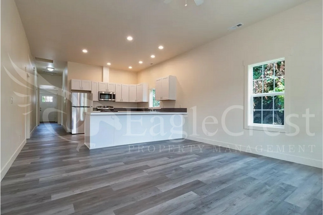 Foto del edificio - Remodeled Four Bedroom House Located Near ...