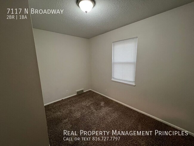Foto del edificio - 7117 N Broadway