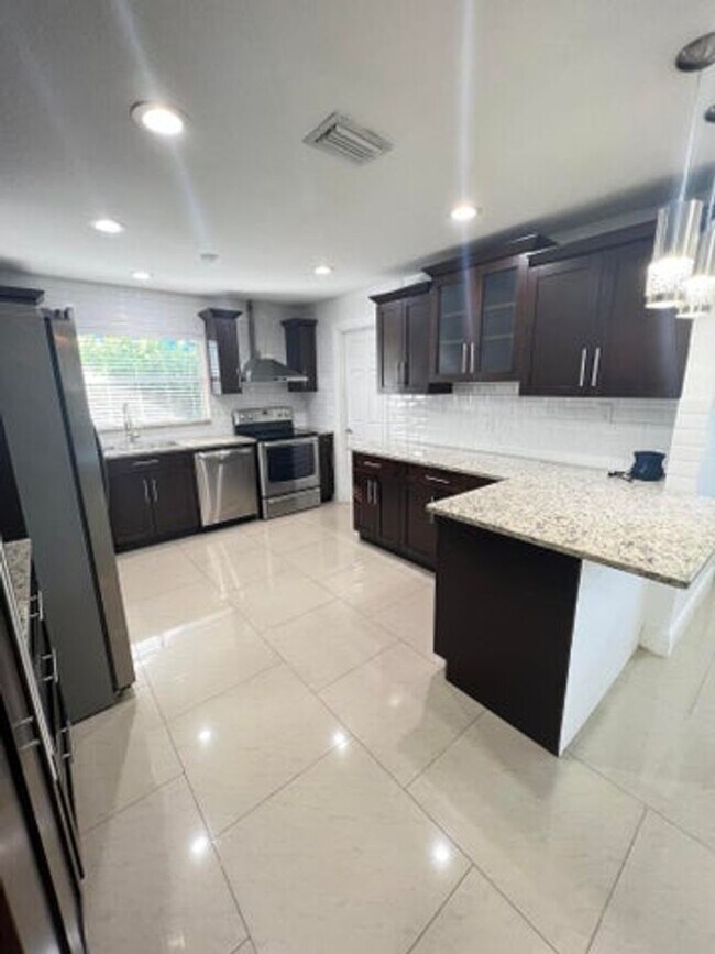 Building Photo - 5858 Tarragon Dr