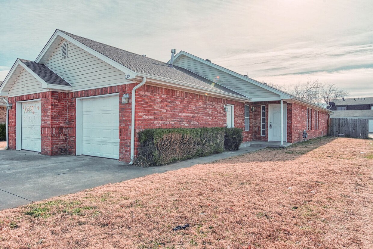 Primary Photo - 1318 Commerce Dr Duplex