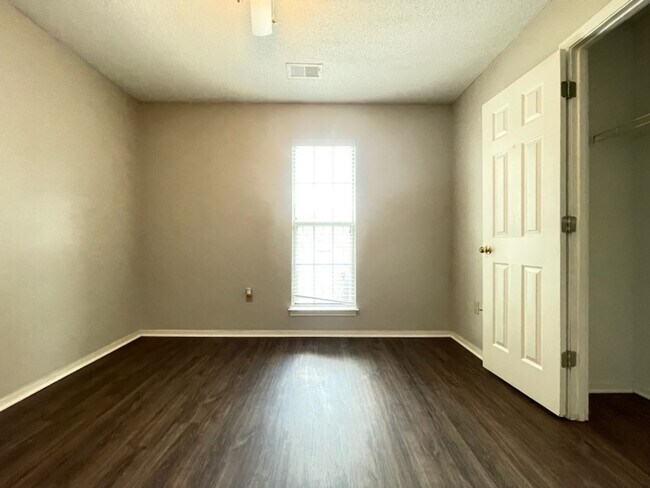 Foto del edificio - Magnolia Subdivision, quiet street