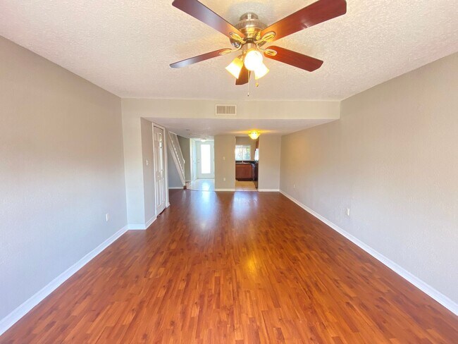 Foto del edificio - First months rent Half off! Beautiful 2/1.5 Condo in Orlando! New Carpet!
