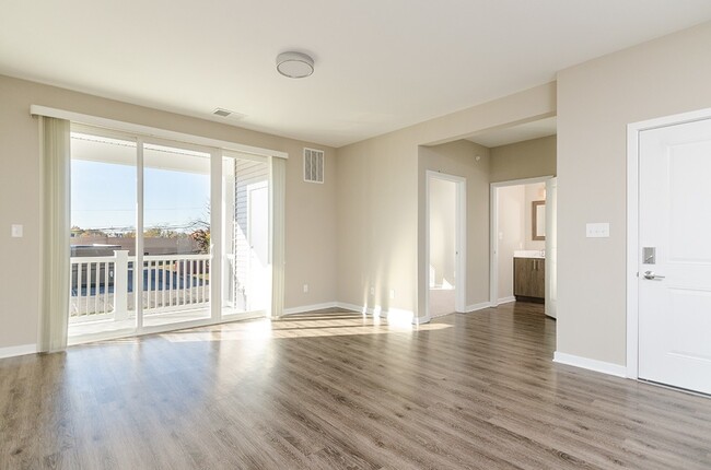 Building Photo - One Bedroom plus Den Luxury Apartment (Wal...