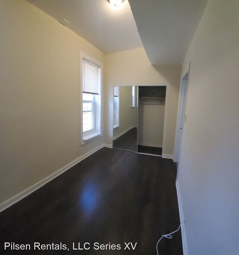 Building Photo - 2219 S Oakley Ave