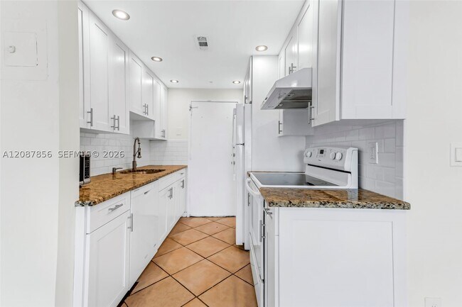 Foto del edificio - 2350 NE 135th St