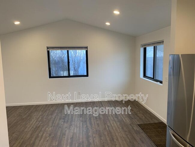 Building Photo - 414 Maple Dr