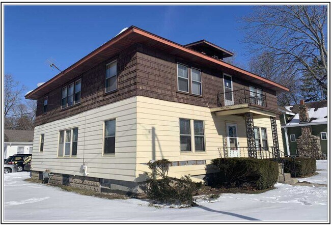 Building Photo - 1301 Oak St