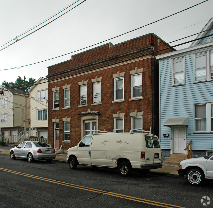 Building Photo - 526 Elm St