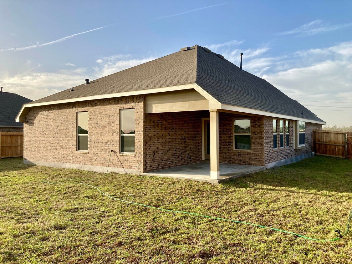 Building Photo - 15334 Lake Front Dr