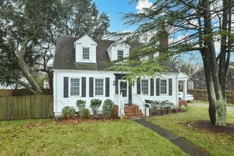 Building Photo - 10 Parkside Pl