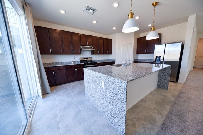 Foto del edificio - 5 Bed 3 1/2 Bath,  Beautiful home in gated community!