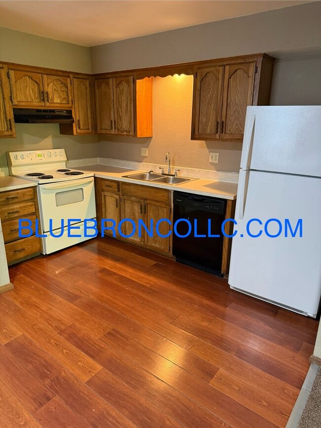 Building Photo - 3-Bedroom Townhome in Lee’s Summit for a g...