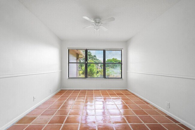 Building Photo - 9405 Dundee Dr