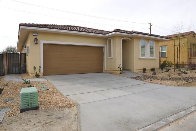Building Photo - 73621 Travers St