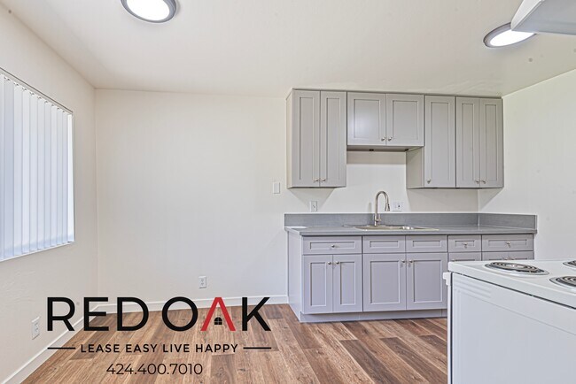 Foto del edificio - Spacious One Bedroom with Beautiful Floors...