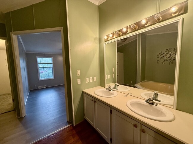 Building Photo - 158 Fieldstone Dr