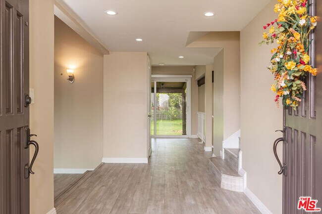 Foto del edificio - 6032 Sandbrook Dr